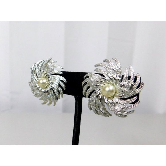 Vintage Sarah Coventry Pinwheel Silver Tone Faux Pearl Center Clip on Earrings - Picture 4 of 8